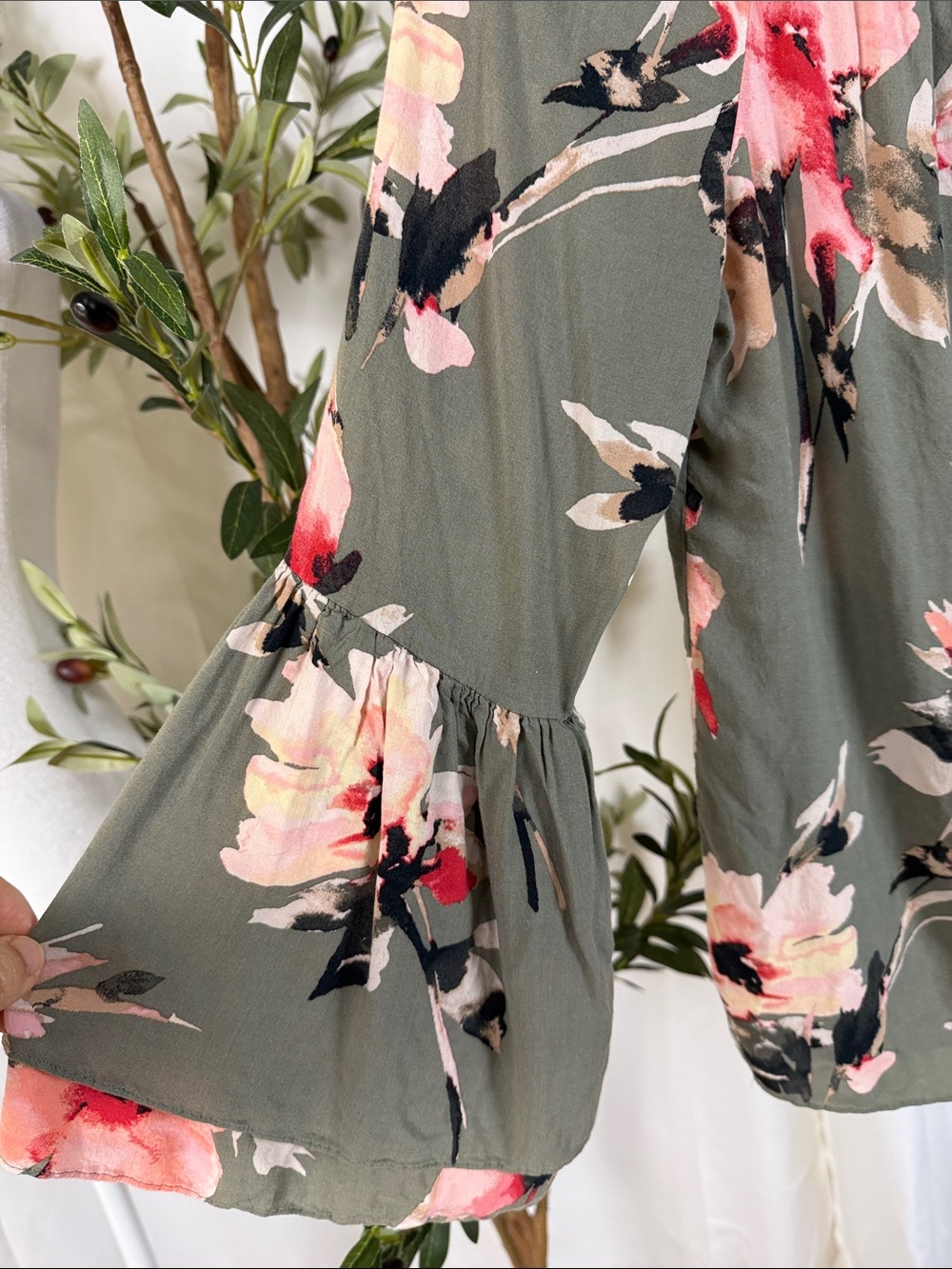 WHBM Olive Green Floral Off-Shoulder Blouse Tiered Flared Sleeves Sz S (T4) - Picture 6 of 10